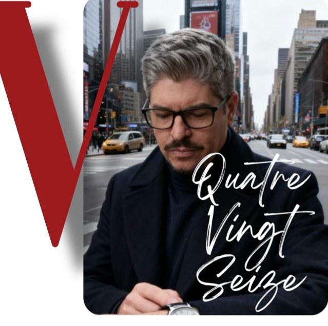 Jack Cleyton, fundador e palestrante do Quatre-vingt-seize, de óculos e casaco escuro, em uma avenida movimentada